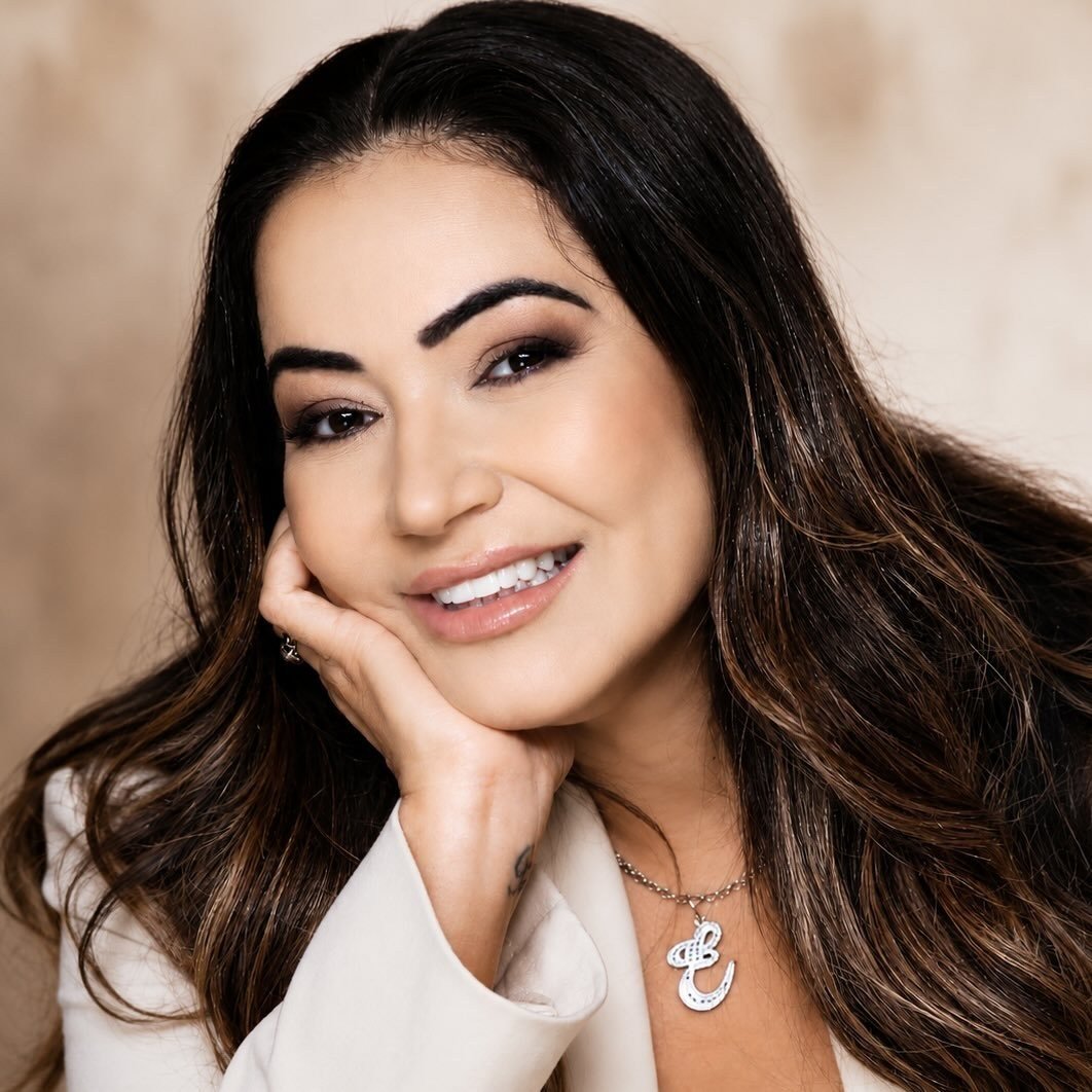 Dra. Éveli Galdioli sorrindo